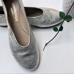‘Gravity Pope’ metallic leather ballet flats 💕